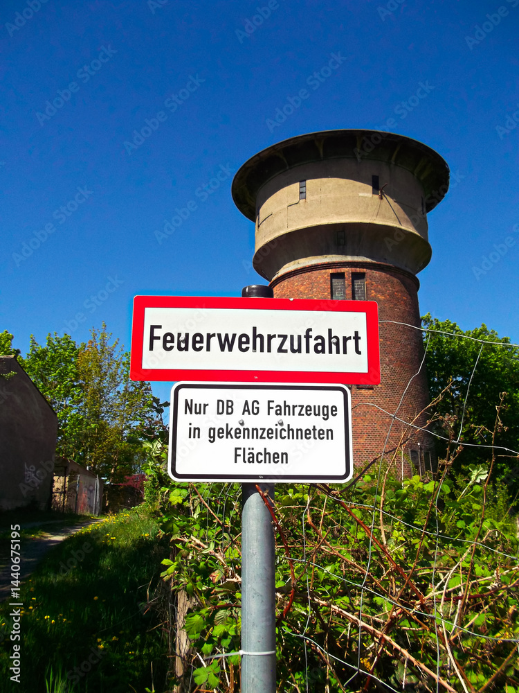 Schild am ehemaligen Wasserturm mit Aufschrift: Feuerwehrzufahrt - Nur DB AG Fahrzeuge in gekennzeicheten Flächen