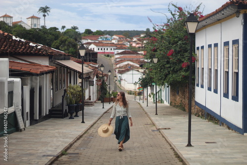 mulher no centro de pirenópolis, goiás  