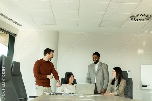 Obraz na płótnie Team collaboration in a modern office setting creates innovative solutions and ideas w salonie