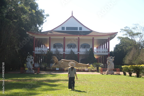 mulher no templo budista de foz do iguaçu, paraná 
