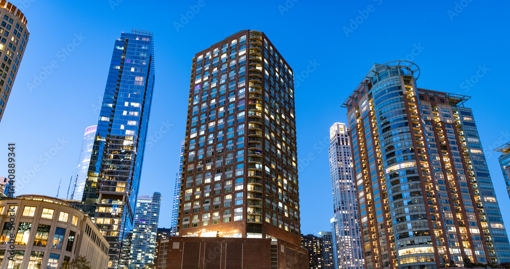 Obraz premium Skyscraper in city downtown. City downtown architecture. Office building in business district. Modern glass building. Chicago city. Skyscraper building architecture. Business skyscraper of glass