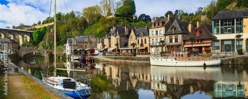 Obraz na płótnie France travel, most scenic villages and towns of Brittany. Picturesque traditional port of Dinan with half-timbered houses, restaurants over canals w salonie