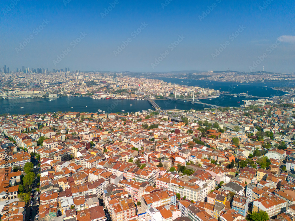 Obraz premium ISTANBUL Stunning Aerial View of Cityscape on a Sunny Day. High-angle, panoramic shot of Istanbul, Turkiye. Fatih, Halic, Bosphorus, Eminonu, Galata, Sultanahmet, Golden Horn, 15th of July Bridge tour