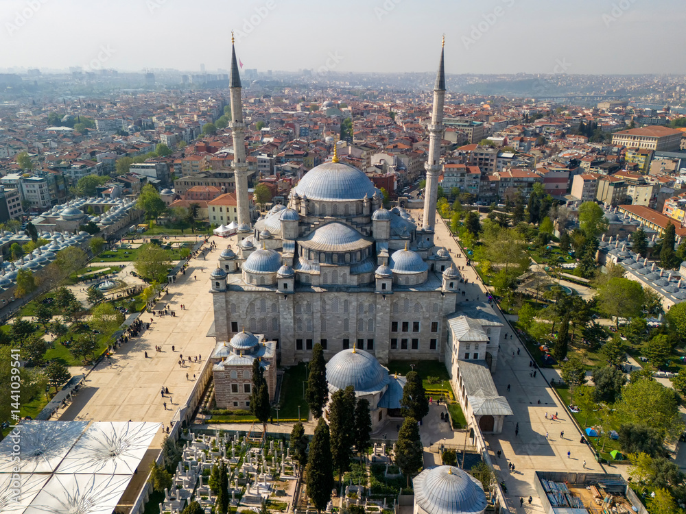 Naklejka premium A stunning aerial shot of the Fatih Mosque, a prominent Ottoman-era mosque in Istanbul. High-angle view of the Fatih Mosque in Istanbul, Turkey. Hagia Sophia, Turkiye, Suleymaniye, Sultanahmet, Islam