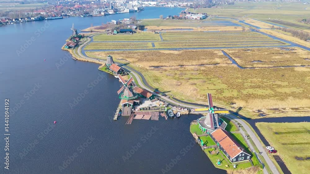 Le magnifique village de Zaanse Schans au Pays-Bas proche de Amsterdam, avec plein de moulins à vent 