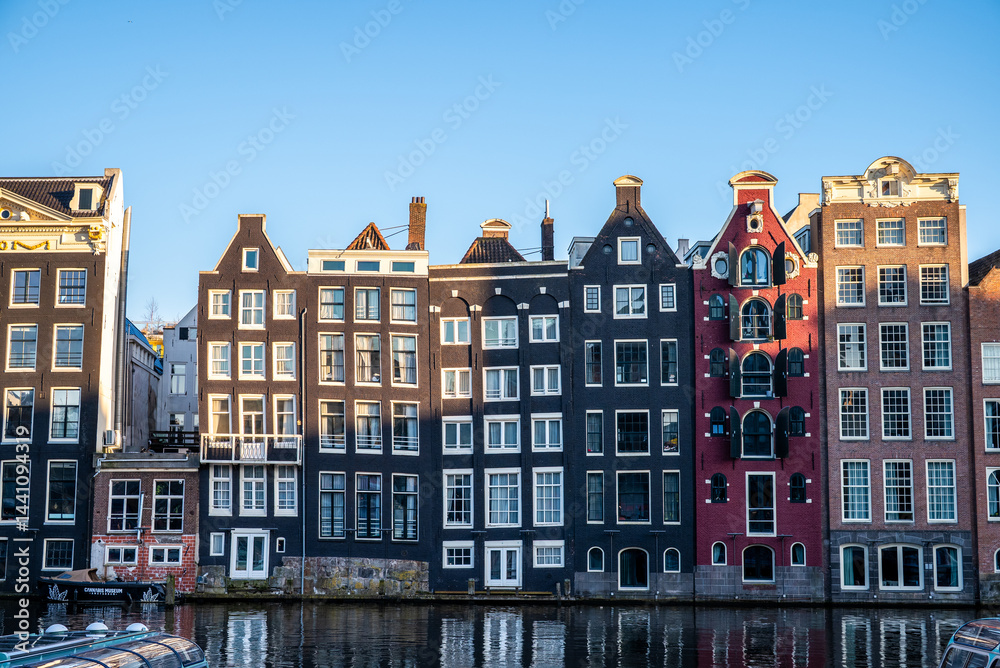 Fototapeta premium Les maisons dansantes dans la ville de Amsterdam au Pays-Bas
