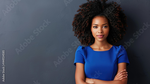 Obraz na płótnie Confident African American businesswoman exudes success in formal attire, striking a powerful pose against a grey backdrop. w salonie