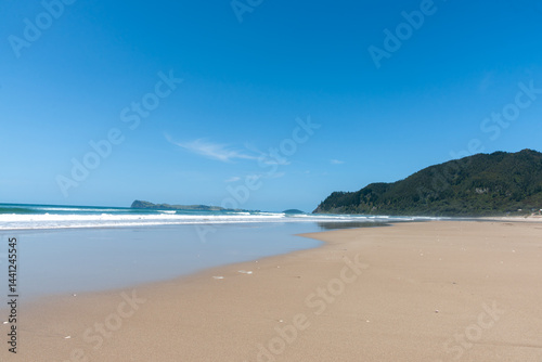 Obraz na płótnie Pauanui ocean beach wide sandy expanse w salonie