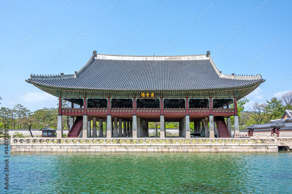 Fototapeta premium 경복궁 경회루의 전경(정면뷰)-Front view of Gyeonghoeru Pavilion in Gyeongbokgung Palace, Seoul, South Korea