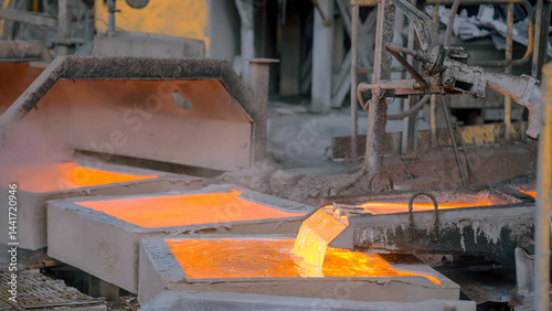 Foto Copper ore processing plant pouring molten ore