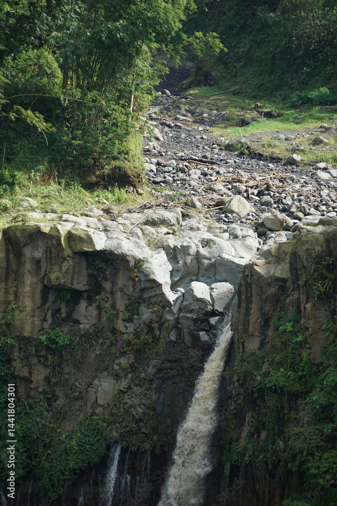 Obraz premium Majestic waterfall cascading down rocky cliff lush green landscape nature photography natural beauty aerial perspective