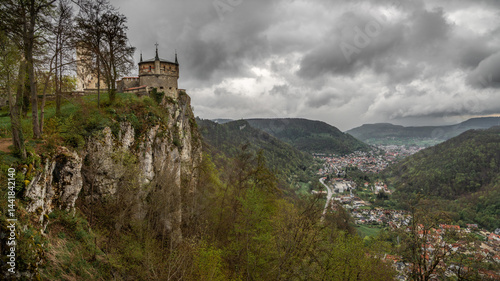 Under a heavy sky - Unter einem schweren Himmel