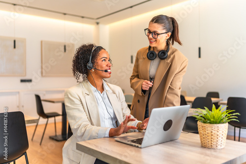 Obraz na płótnie Customer service operators working together in modern office w salonie