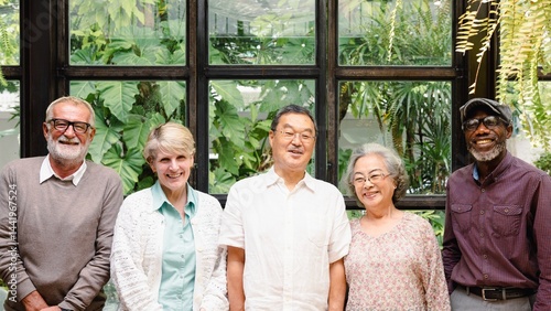 Foto Group of five older adults smiling indoors