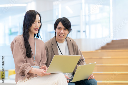 オフィスで会議をする男女のエンジニア　撮影協力：学校法人電波学園　東京電子専門学校