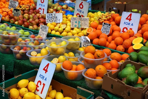 Obraz na płótnie Prices of fruit in Croydon, UK w salonie