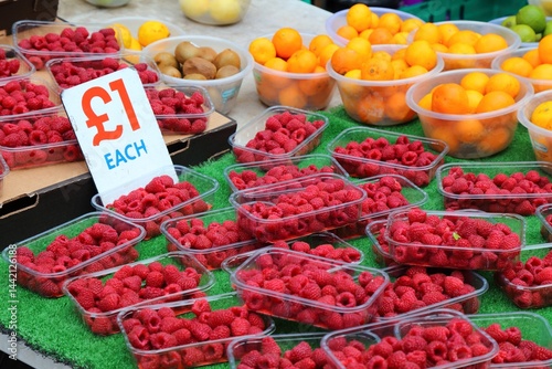 Obraz na płótnie Boxed raspberries at a British market w salonie