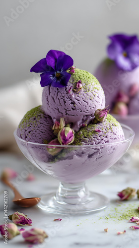 Obraz na płótnie ice cream with pink flowers w salonie