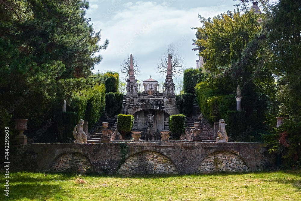 Obraz premium Formal garden terrace of Roseburg, Germany, featuring symmetrical stone stairs, statues, and sculpted greenery