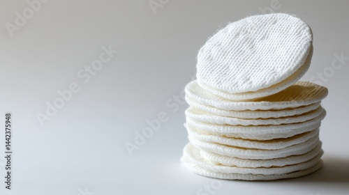 Obraz na płótnie Stack of Cotton Pads for Personal Care and Cosmetic Use w salonie