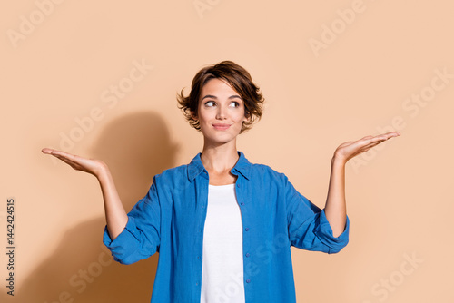 Foto Photo of young businesswoman blue shirt administrator in office choose compare d