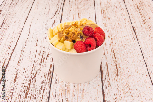 It is served as a smoothie in a bowl or glass, usually topped with granola, banana, and other fruits, as well as guarana syrup.