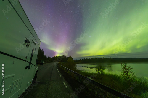 Obraz na płótnie Motorhome and northern lights in Kiruna, Sweden. w salonie