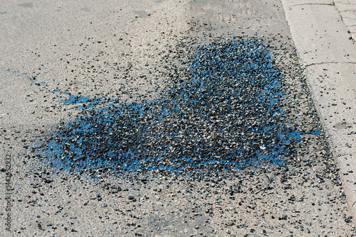 Obraz na płótnie Crack repair using resin and bitumen on worn asphalt pavement as part of regular road maintenance and restoration to ensure safer driving conditions. Heart shaped road patch w salonie