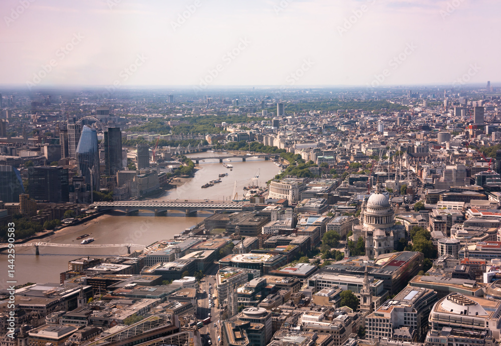 Obraz premium London city seen from above, financial district