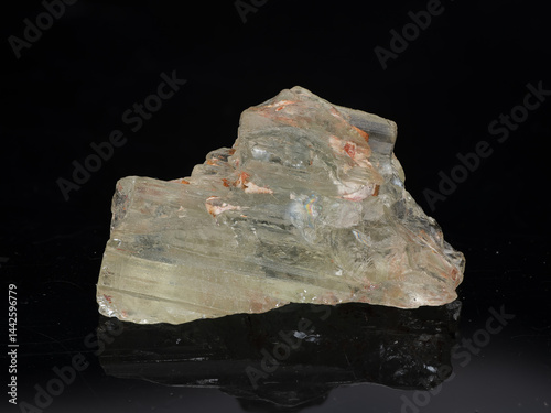 Obraz na płótnie Exceptional Transparent Beryl Crystal Specimen on Reflective Black Surface Showcasing Natural Inclusions A Light Yellowish-White Beryl Formation, Exhibiting Cleavage Planes and Internal Fractures w salonie