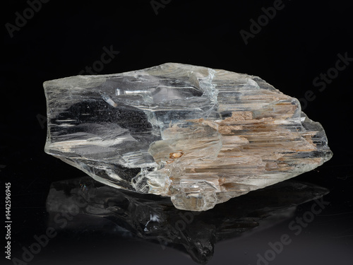 Obraz na płótnie A captivating raw beryl crystal specimen highlighted against a black backdrop, showcasing its translucent, pale grey to clear structure with visible internal inclusion and subtle striations w salonie