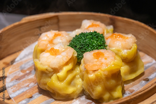 Obraz na płótnie Chinese steamed pork dumplings, Siu Mai, in bamboo steamers w salonie