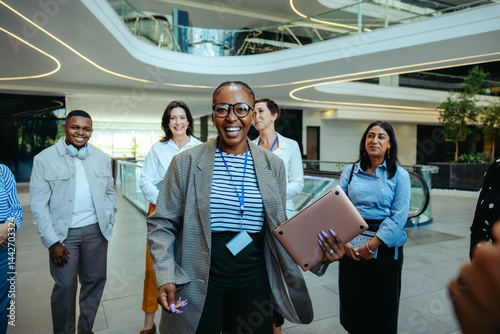 Canvas Print Confident team leader guiding diverse corporate group