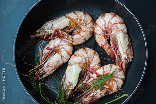 Obraz na płótnie Sea giant shrimp grilled in black pan with vegetable spicy seafood grilled w salonie