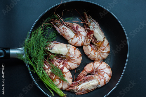 Obraz na płótnie Sea giant shrimp grilled in black pan with vegetable spicy seafood grilled w salonie