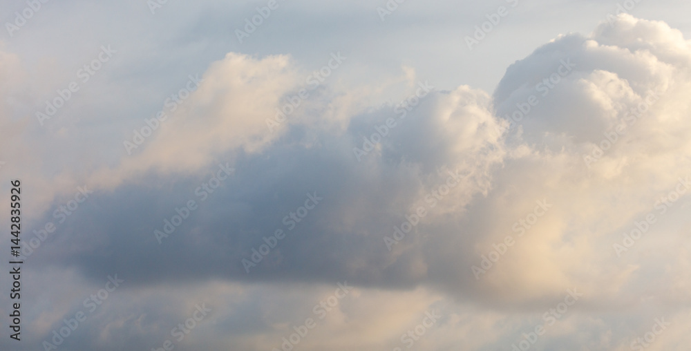 Fototapeta premium The sky is cloudy and the clouds are white