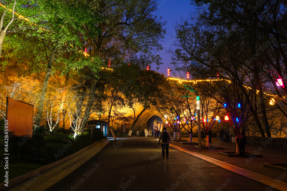 中国 南京市、夜の玄武湖公園 ライトアップされた城壁