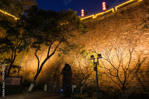 Obraz na płótnie 中国 南京市、夜の玄武湖公園 ライトアップされた城壁 w salonie