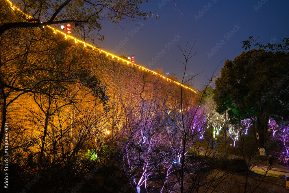 中国 南京市、夜の玄武湖公園 ライトアップされた城壁