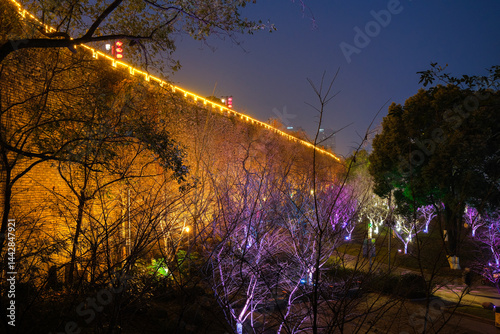 Obraz na płótnie 中国 南京市、夜の玄武湖公園 ライトアップされた城壁 w salonie