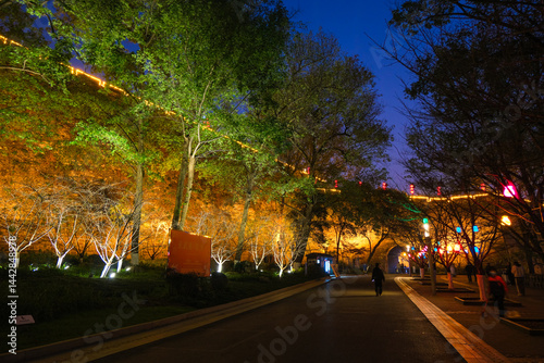 Obraz na płótnie 中国 南京市、夜の玄武湖公園 ライトアップされた城壁 w salonie