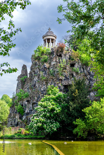 scène un jour de printemps dans le parc des Buttes Chaumont à Paris en France