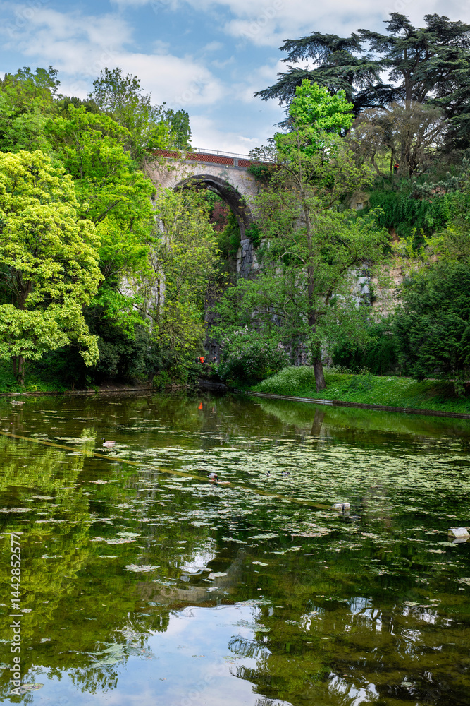 Fototapeta premium scène un jour de printemps dans le parc des Buttes Chaumont à Paris en France