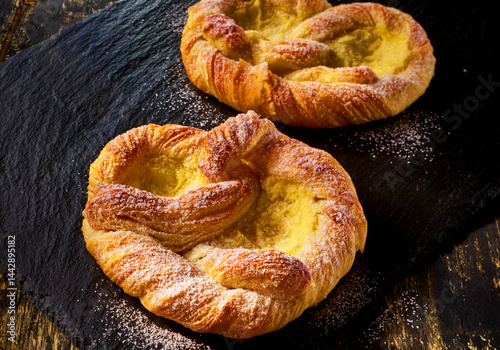 Vanille Brezel aus Blaetterteig auf Schiefer, Bäckerei, Plunderteilchen, Backwaren, Vanillecreme, 
