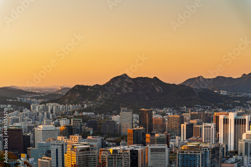 Obraz na płótnie Gold sun risae or sunset of Seoul cityscapes with high rise office buildings and skyscrapers in Seoul city, Republic of Korea in winter season w salonie