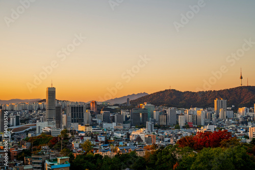 Obraz na płótnie Gold sun risae or sunset of Seoul cityscapes with high rise office buildings and skyscrapers in Seoul city, Republic of Korea in winter season w salonie