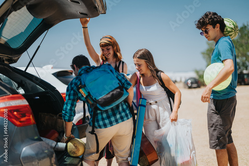 Foto A group of friends are organizing and packing their car with essential items for a fun summer beach trip