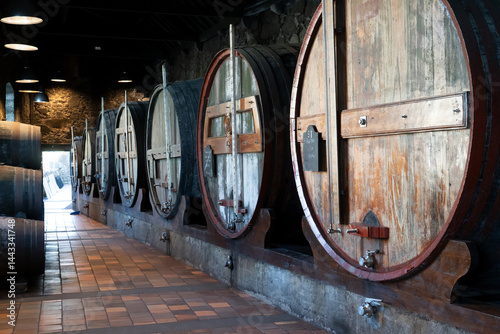 Obraz na płótnie Wine cellar, row of wooden barrels w salonie