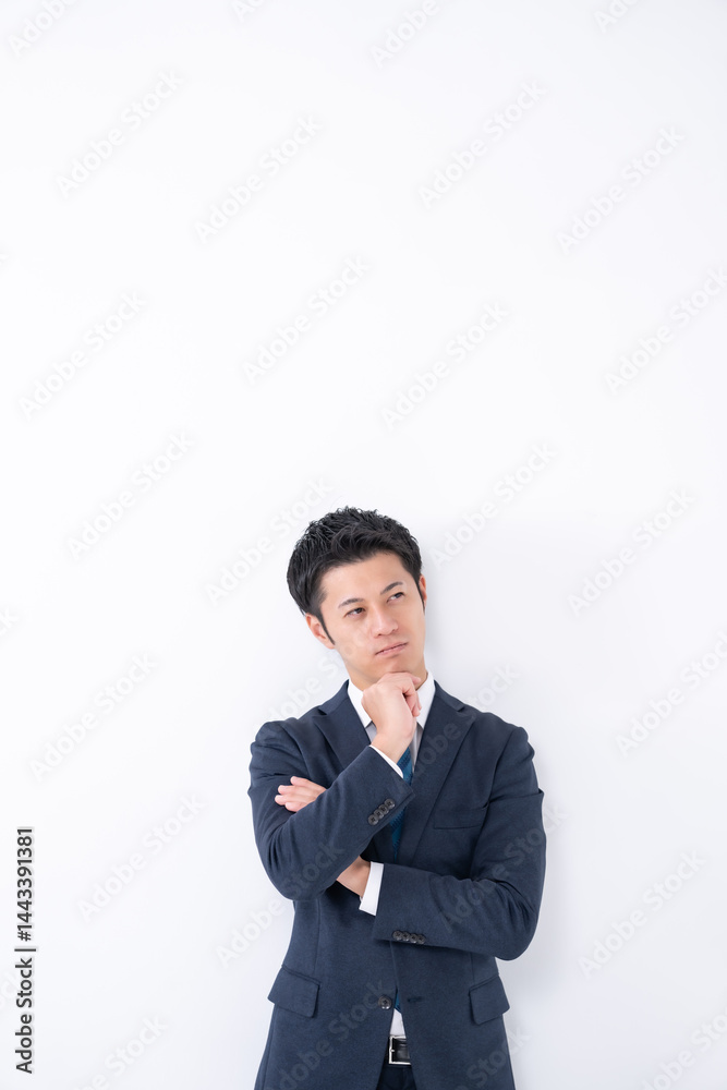 悩むビジネスマン