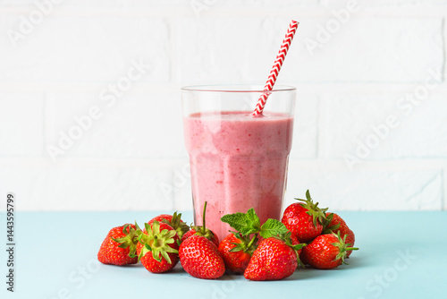 Obraz na płótnie Strawberry smoothie or milkshake on white. w salonie
